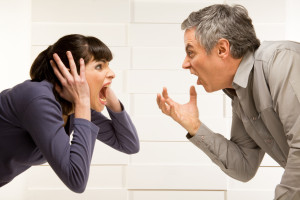 мужчина и женщина в офисной одежде, кричащие друг на друга