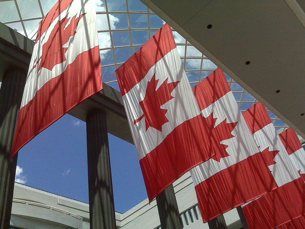 канадский флаг на здании