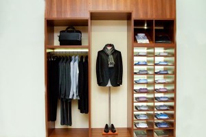 шкаф: пиджак, рубашки, портфель