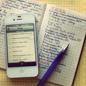фото смартфона и открытого блокнота с ручкой