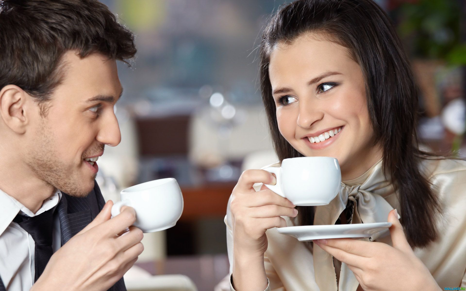 Красивый попить. Беседа за чашкой кофе. Человек пьет кофе. Мужчина и женщина пьют чай. Человек с чашкой кофе.