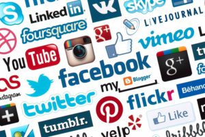 Социальные сети: стоит ли добавлять в них коллег