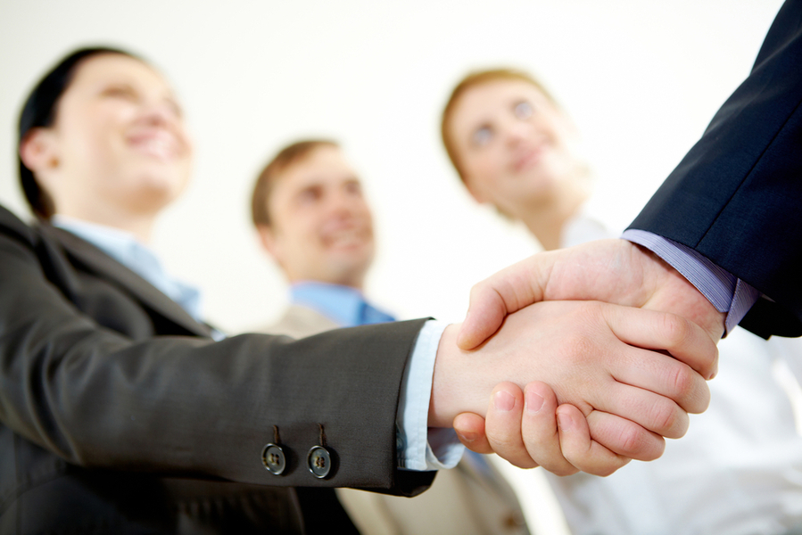 Этикет рукопожатия и его значение при деловой встрече